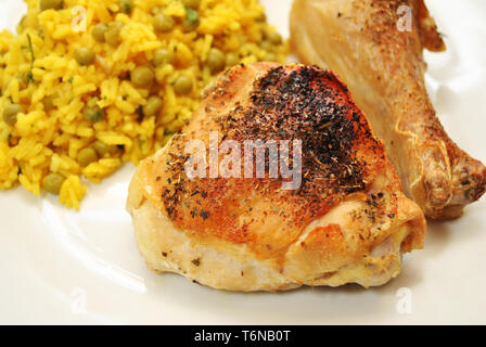 Poulet cuit croustillant servi avec du riz et des pois Banque D'Images