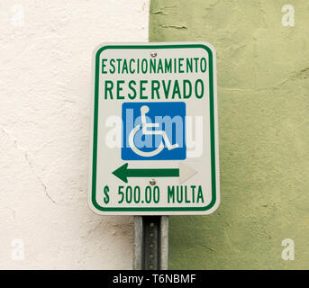 Un signe écrit en espagnol qui dit parking pour handicapés ou seulement $500.00 très bien Banque D'Images