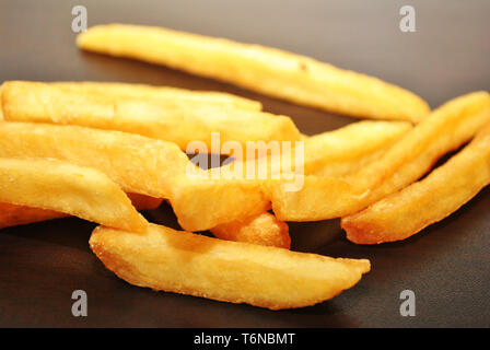 Frites frites profonde d'or Banque D'Images