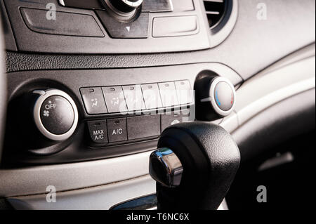 Boutons de commande de climatisation en voiture moderne vue rapprochée Banque D'Images