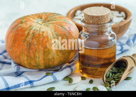 L'huile de graines de citrouille biologique dans une bouteille en verre. Banque D'Images