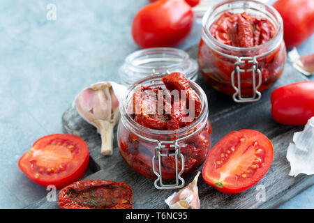 Tomates séchées au soleil avec des herbes et d'huile d'olive dans le bocal. Banque D'Images
