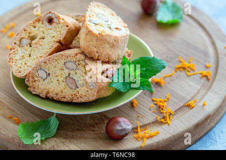 Biscuits biscotti italien avec les noix et le zeste d'orange. Banque D'Images