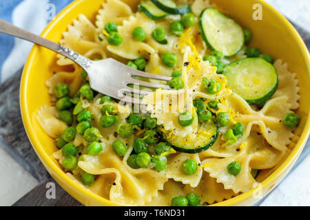 Pâtes Farfalle avec les courgettes et les pois verts. Banque D'Images