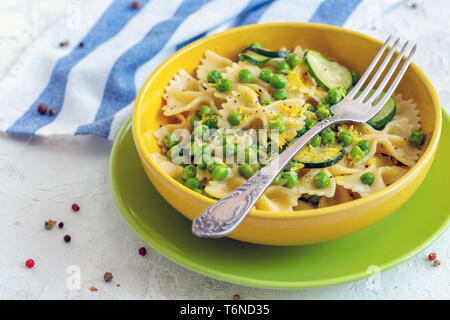 Pâtes Farfalle traditionnels avec les courgettes et les pois verts. Banque D'Images