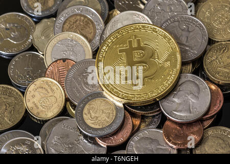 Bitcoin or sur un tas de pièces de monnaie. Banque D'Images