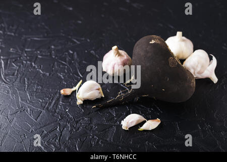Le radis noir et l'ail Banque D'Images
