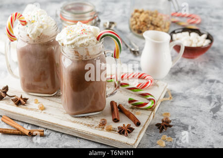 Chocolat chaud avec de la crème fouettée Banque D'Images