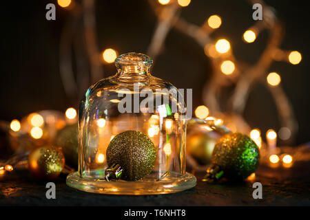 Or boules de Noël sur fond flou Banque D'Images