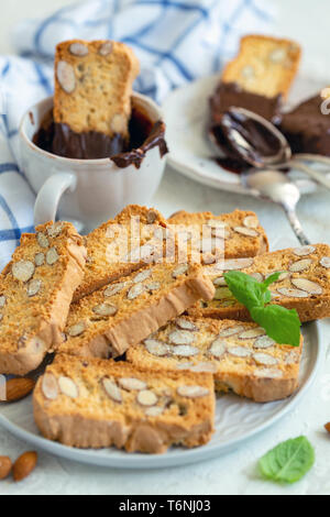 Cookies amande léger et une tasse de chocolat. Banque D'Images