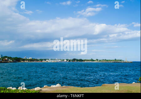 Vue du port de Santo Domingo République dominicaine de Juan Baron square, avec une belle journée ensoleillée et des eaux bleues avec des bateaux qui arrivent au port. Banque D'Images