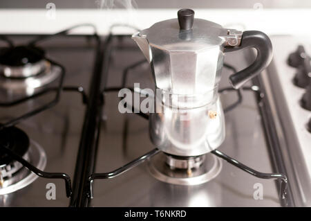 Un pot de moka sur la cuisinière Banque D'Images