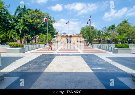 Vue depuis l'autel de la patrie dans le parc de l'indépendance de Saint-Domingue en République Dominicaine, donnant sur la porte du comptage avec ligne symétrique Banque D'Images