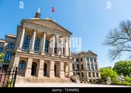 Atlanta, États-Unis - 20 Avril 2018 : Extérieur State Capitol building en Géorgie à l'entrée du parc vert et drapeau américain, personne ne Banque D'Images