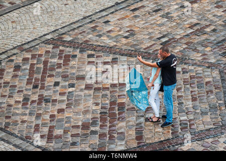 Lviv, Ukraine - le 31 juillet 2018 : vue aérienne dans la ville historique de ville ukrainienne en place du marché de la vieille ville avec des gens prendre des photos de couple avec umbrell selfies Banque D'Images