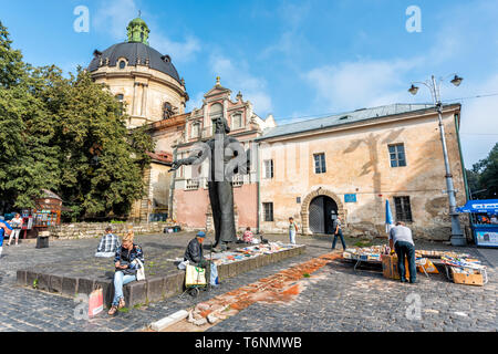 Lviv, Ukraine - 1 août 2018 : vieille ville et Ivan Fedorov statue sur Muzeina Bloshynyy Knyzhkovyy la place Rynok street dans la ville durant la journée Banque D'Images