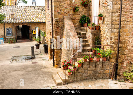 Monticchiello, Italie - 26 août 2018 : Le Val D'Orcia en Toscane avec campagne rue vide dans une petite ville de village avec personne et de plantes typiques de la s Banque D'Images