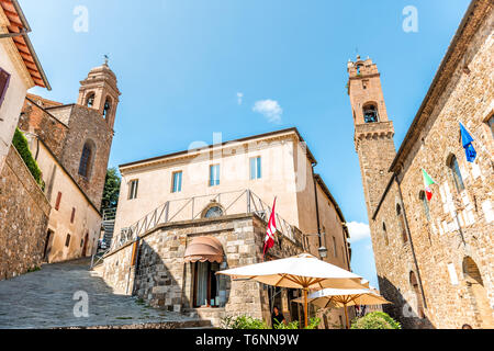 Montalcino, Italie - 26 août 2018 : rue en ville, village de la Toscane au cours de journée d'été et clocher de l'église Banque D'Images