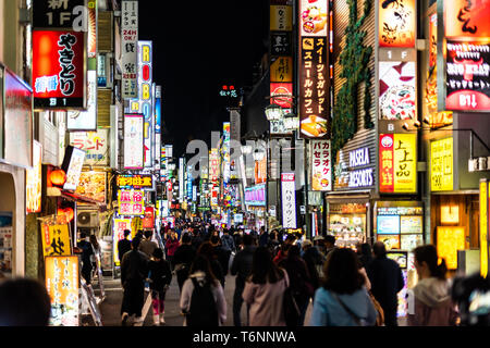 Shinjuku, le Japon - le 3 avril 2019 : les gens marcher sur la célèbre allée de Kabukicho street dans le centre-ville de ville avec néon lumières lumineuses la nuit Banque D'Images