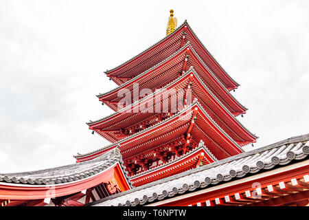 Tokyo, Japon Asakusa avec low angle view toit pagode du temple Sensoji sanctuaire avec architecture rouge par jour nuageux Banque D'Images