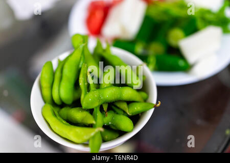 Plaque japonaise traditionnelle au restaurant ou maison avec légumes bouillis de casse-croûte de sel et d'edamame, légumes de couleur verte libre Banque D'Images