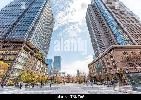 Tokyo, Japon - 1 Avril 2019 : Gare principale vue du bâtiment au centre-ville avec des gratte-ciel horizon paysage urbain moderne Banque D'Images