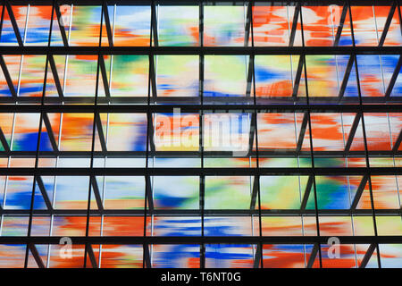 De nombreuses vitres teintés à l'intérieur d'un bâtiment moderne Banque D'Images