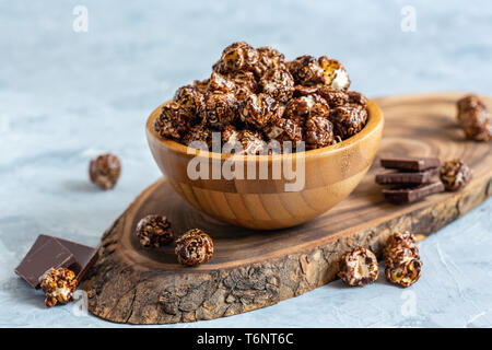 Chocolat Caramel popcorn dans un bol en bois. Banque D'Images