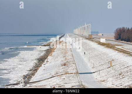 Dutch paysage d'hiver avec la mer gelée et glaces dérivantes. Banque D'Images