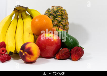 Organisé, assortiment de fruits biologiques. Végétalien et nettoyer les modes de consommation, la promotion de la santé et le bien-être, vitamines et perte de poids Banque D'Images