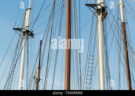 Gréement d'un navire à voile grande against a blue sky Banque D'Images