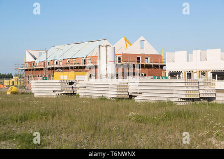 Site de construction avec les maisons de la famille d'échafaudages Banque D'Images