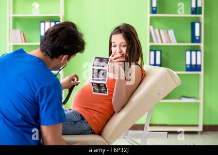 Femme enceinte visitant homme gynecologyst à la clinique Banque D'Images
