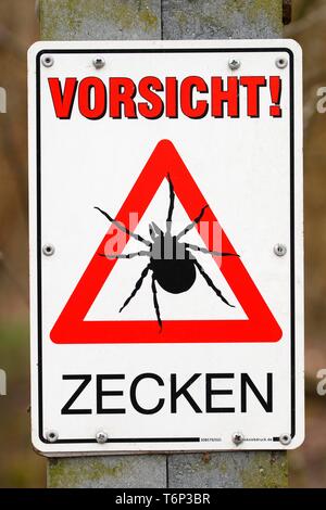 Panneau d'avertissement Attention les tiques, Schleswig-Holstein, Allemagne Banque D'Images