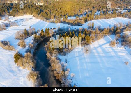 Loisach en hiver à la lumière du matin, à Eurasburg, Tolzer Terre, drone abattu, Haute-Bavière, Bavière, Allemagne Banque D'Images