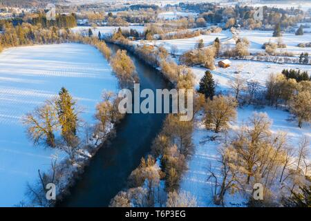 Loisach en hiver à la lumière du matin, à Eurasburg, Tolzer Terre, drone abattu, Haute-Bavière, Bavière, Allemagne Banque D'Images