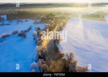 Loisach en hiver, les arbres avec de la gelée blanche au lever du soleil, Eurasburg, Tolzer Terre, drone abattu, Haute-Bavière, Bavière, Allemagne Banque D'Images