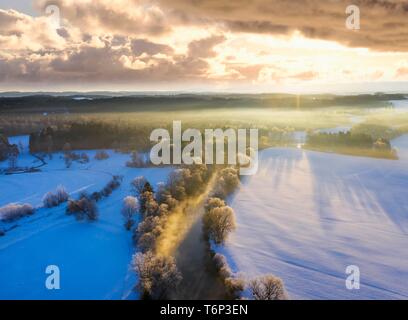 Loisach en hiver, les arbres avec de la gelée blanche au lever du soleil, Eurasburg, Tolzer Terre, drone abattu, Haute-Bavière, Bavière, Allemagne Banque D'Images