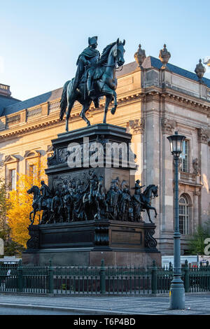 Frédéric le Grand, Friedrich des grossen statue équestre en bronze, par le sculpteur Christian Daniel Rauch dans Unter den Linden de Berlin Banque D'Images