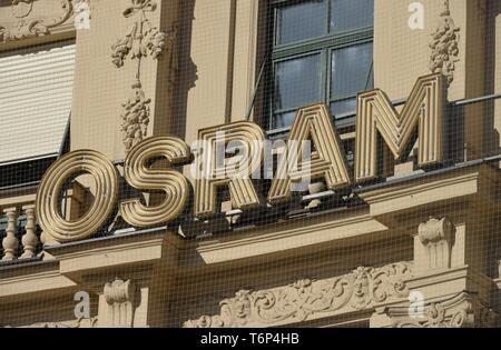 La publicité au néon Osram, lettrage sur façade de maison, Karlsplatz, Munich, Bavière, Allemagne Banque D'Images