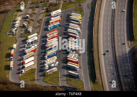 Vue aérienne, avec parking de stationnement des camions à l'autoroute A2, Gelsenkirchen, Ruhr, Rhénanie du Nord-Westphalie, Allemagne Banque D'Images