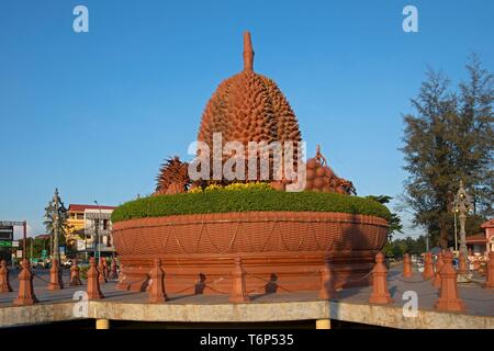 Durian monument, rond-point avec une immense statue de Durian fruit, Kampot, Cambodge Banque D'Images