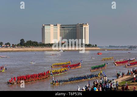 Dragonboats à Bon Om Touk Fête de l'eau sur la rivière Tonle Sap, race, de Dragonboat Sokha Hotel, Phnom Penh, Cambodge Banque D'Images