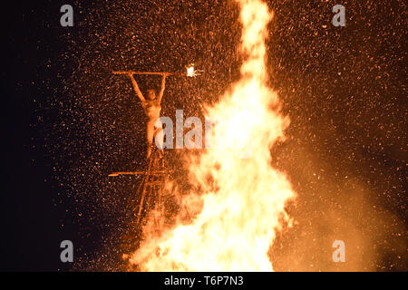 Řevnice, République tchèque. Apr 30, 2019. Nuit de Walpurgis - brûler des sorcières. D'énormes feux de joie à une sorcière figure sont brûlés dans de nombreux endroits du pays. Feu dans Revnice, République tchèque, le 30 avril 2019. Photo : CTK Michal Krumphanzl/Photo/Alamy Live News Banque D'Images