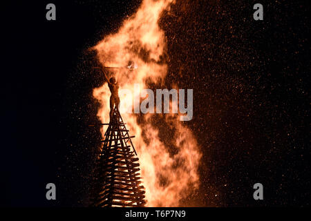 Řevnice, République tchèque. Apr 30, 2019. Nuit de Walpurgis - brûler des sorcières. D'énormes feux de joie à une sorcière figure sont brûlés dans de nombreux endroits du pays. Feu dans Revnice, République tchèque, le 30 avril 2019. Photo : CTK Michal Krumphanzl/Photo/Alamy Live News Banque D'Images