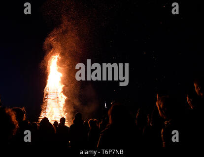 Řevnice, République tchèque. Apr 30, 2019. Nuit de Walpurgis - brûler des sorcières. D'énormes feux de joie à une sorcière figure sont brûlés dans de nombreux endroits du pays. Feu dans Revnice, République tchèque, le 30 avril 2019. Photo : CTK Michal Krumphanzl/Photo/Alamy Live News Banque D'Images