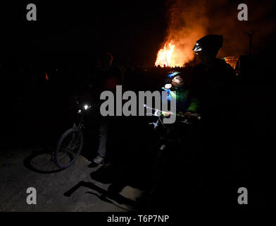 Řevnice, République tchèque. Apr 30, 2019. Nuit de Walpurgis - brûler des sorcières. D'énormes feux de joie à une sorcière figure sont brûlés dans de nombreux endroits du pays. Feu dans Revnice, République tchèque, le 30 avril 2019. Photo : CTK Michal Krumphanzl/Photo/Alamy Live News Banque D'Images