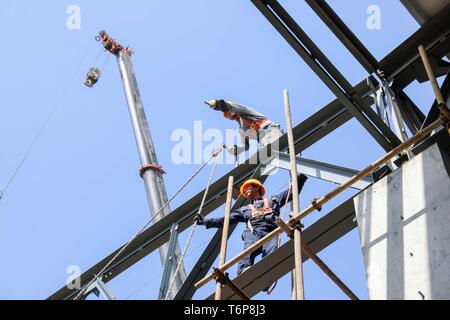 Hefei. 1er mai 2019. Les travailleurs ont vu sur un site de construction à Hefei, capitale de la Chine de l'est la province de l'Anhui, le 1 mai 2019, la Journée internationale du Travail. Credit : Cao Li/Xinhua/Alamy Live News Banque D'Images