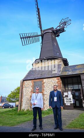 Brighton UK 2 mai 2019 - la présidence de l'Hove Circonscription de Hangleton & Knoll Ward pour les élections locales à l'extérieur du bureau de vote à West Blatchington Windmill à Brighton et Hove, tôt ce matin. Crédit : Simon Dack / Alamy Live News Banque D'Images
