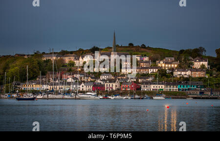 Crosshaven, Cork, Irlande. 09Th Mai, 2019. La première lumière commence à illuminer le front du village pittoresque de Crosshaven, co Cork, Irlande. Crédit : David Creedon/Alamy Live News Banque D'Images